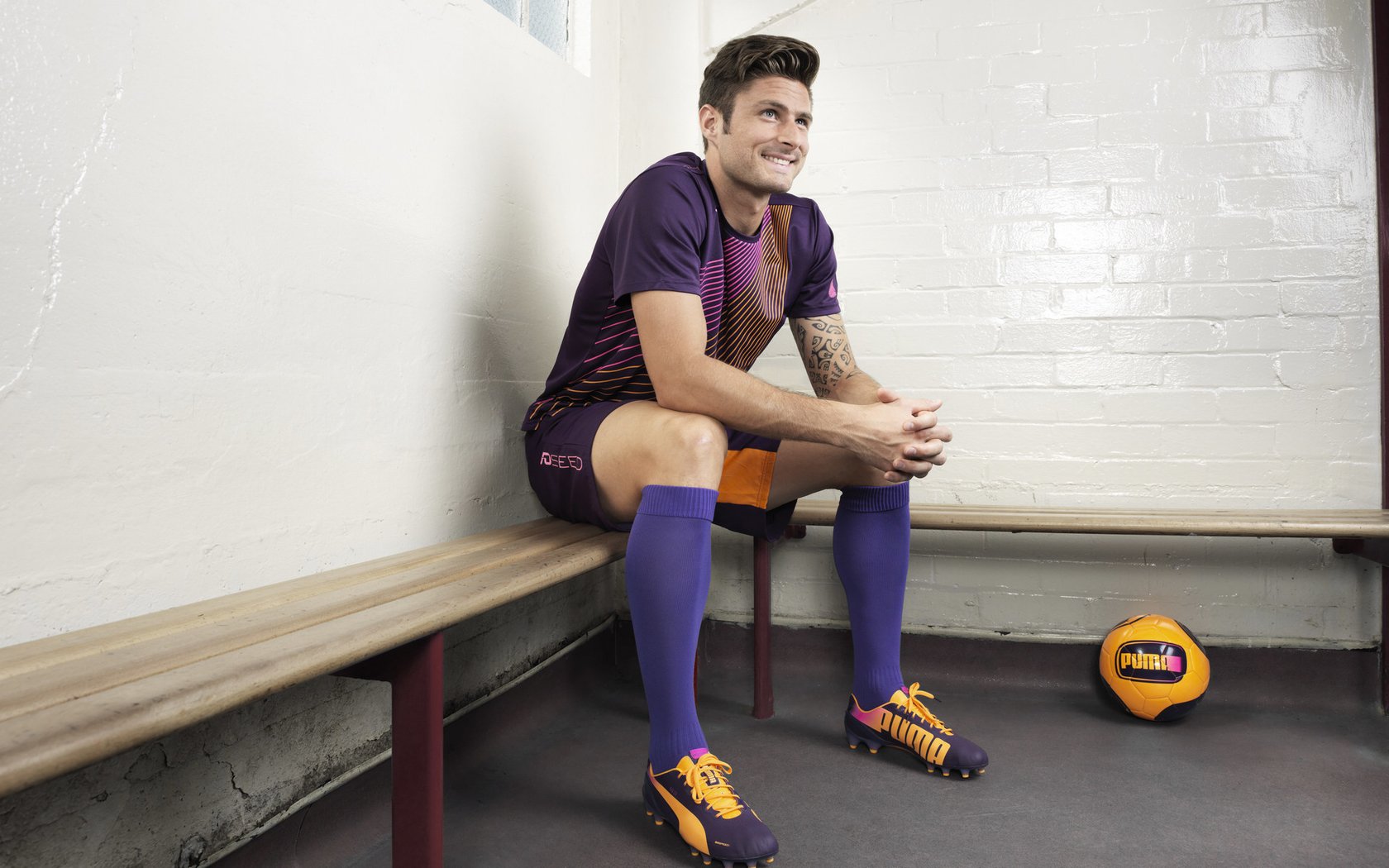 女足比赛选手赛场表现稳定，球迷欣喜观望，女足表现很亮眼